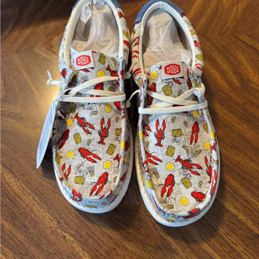 Hey Dude Wally Crawfish Boil - Light Gray and Red Crawfish